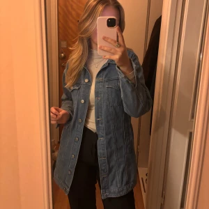 Blå jeansjacka - Säljer en oversized blå jeansjacka. Perfekt nu till vår och sommaren som väntar. Säljer då den inte kommer till användning 