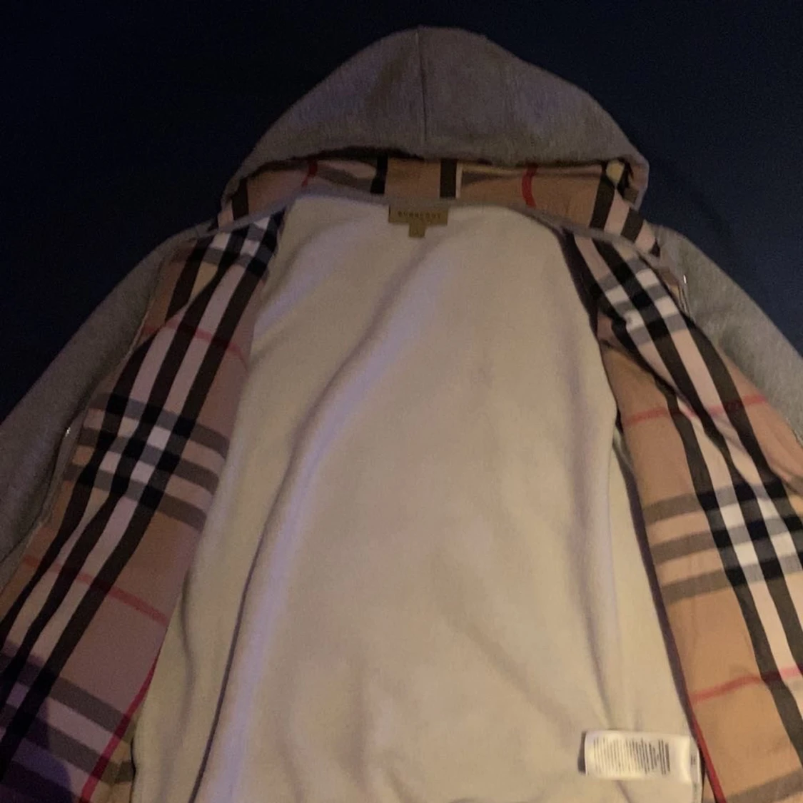 Grå huvtröja från Burberry - 90