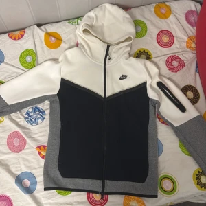 Nike Tech  - Nike tech med helt okej skick. Använt den mycket men gillar inte nike tech längre