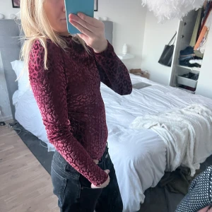 Vinröd leopardmönstrad body - Sååå cool body med häftigt mönster, storlek 40 men passar mig som är en S!