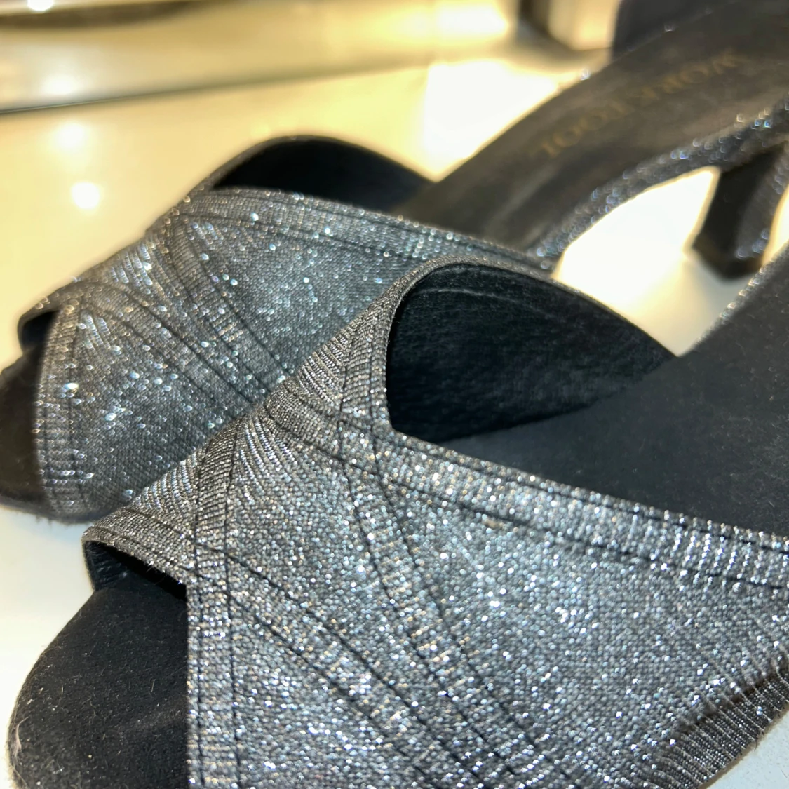 Glittriga svarta sandaler från Worktool - 92