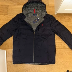  Ralph Lauren jacka(helt ny) - Hej, jag säljer nu denna jackan ifrån polo Ralph lauren. Den är såklart äkta och är helt ny med tags. Jackan är fodrad med polyester och går att packa till en bärbar påse. Nypris 4295 mitt pris 1599. Den går att ha i vinter då den är fodrad men även i höst och vår, du får 3 säsonger i 1! Hör av er vid frågor etc. Mvh Armadio💫