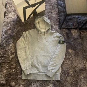 Stone island hoodie  - Riktigt fet Stone island hoodie köpt på Nordic Kompany här i Stockholm. (Nk påse följer med) Storlek M, ny pris 3499 mitt pris 1699kr, använd 2-3 ggr ‼️pris kan diskuteras‼️😎