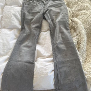 Grå bootcut jeans - Snygga grå lowwaisted bootcut jeans som är använda fåtal gånger