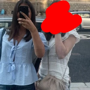 Vit spetsblus från Lindex - Söt spets tröja från Lindex! Använd fåtal gånger alltså i nyskick. Storlek S.