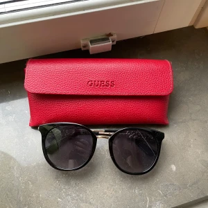 Solglasögon Guess - Märke solglasögon i mycket bra skick. Certifierat och inga repor