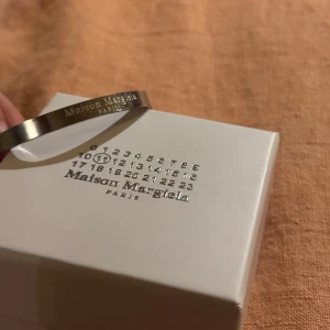 Ett till ett Maison Margiela Armband - Riktigt bra ~f@ke~ Maison Margiela Armband 🔥Fick av en polare för några månader sedan, inga tecken på användning. ⭐️Pris är diskuterbart. 