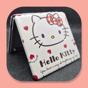 Hello Kitty 🎀 Fickspegel - Så Söt Fickspegel Hello Kitty dubbla spegelglas där den ena förstorar mått är 7×7cm 🎀Titta igenom alla mina upplagda & köp fler saker i Bundle för att spara på frakten & få allt du köpt i ett & samma paket🎀 För att köpa med Bundle så får du först trycka i "Köp med bundle" sedan väljer du ut allt du vill köpa för att få allt på samma frakt = Billigare 👌 Om du däremot köper fler varor i olika köp blir det egen frakt för varje köp. Önskar du swisha mej, meddela mej vad du vill köpa så ordnar vi det