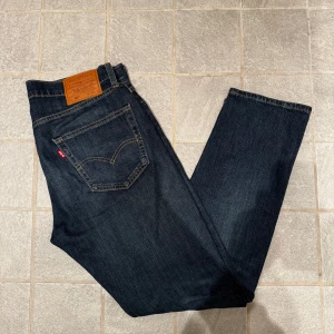 Levis jeans - Schyssta Levis jeans, storlek 33/32, bra skick, blåa, nypris runt 1200kr, skriv vid funderingar