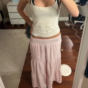 Ljusrosa långkjol från lager 157! - Säljer en jättegullig ljusrosa långkjol med elastisk midja. Kjolen är i storlek 160 men passar mig som är 165 och använder XS/S!