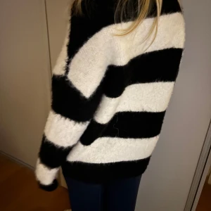  randig stickad - svart/vit randig stickad tröja superfin helt oanvänd. 