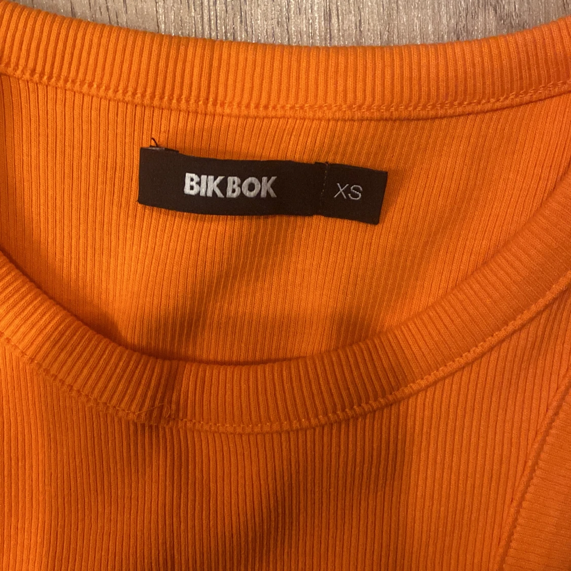 Orange ribbad klänning från Bik Bok - 91