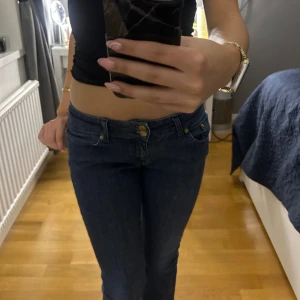 Low waist jeans  - Säljer nu mina blåa låg midjade Gosha jeans, osäker på storleken då det är min mammas gamla jeans. Men dom passar mig som har storlek 34,XS-S, 25