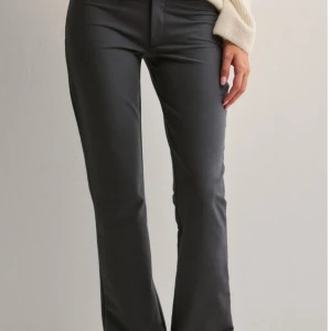 Grå kostymbyxor från madlady - Snygga grå byxor🩶 Perfekta för en stilren look, dessa byxor har en klassisk passform och passar till allt!!