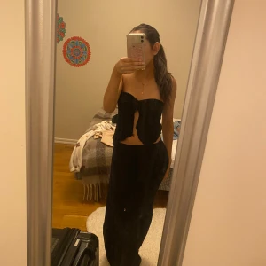 Set - Ett fint sett, perfekt när man är utomlands. Säljer pga att kjolen är för lång. Stl xs men passar s med. 