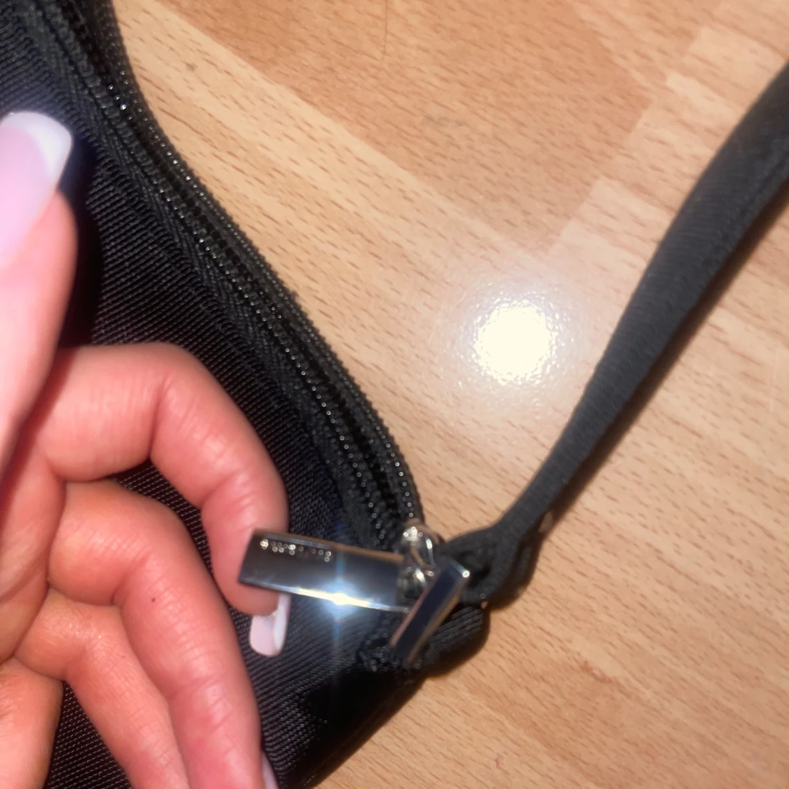 (HELT NY) Svart axelväska med dragkedja - 91