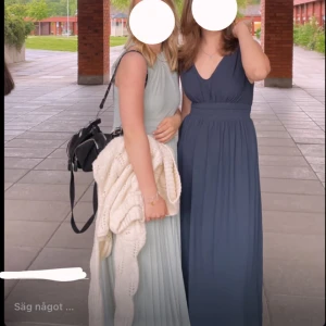 Ljusgrön långklänning - Säljer min balklänning som är använd vid ett tillfälle! Så fin färg och i top kvalitet. Den var för lång för mig som är 167 och jag sydde inte upp den vilket gör att den har små defekter längst ner som lätt går att fixa!💚