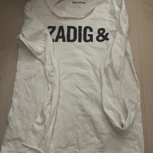 Vit långärmad t-shirt från Zadig & Voltaire - Vit långärmad t-shirt från Zadig & Voltaire med svart texttryck på framsidan och baksidan. Har nästan aldrig andvänt ❤️ pris kan diskuteras❤️