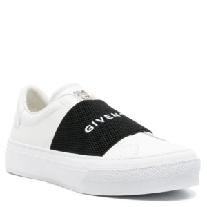 Vita sneakers från Givenchy - Stilrena vita sneakers från Givenchy med en bred svart rem över foten där märkesnamnet är tryckt i vitt. Skorna har en klassisk design med rund tå och en bekväm sula. har använd hem 2-3 ggr. I mycket bra skick. Online kostar dessa skor ungefär 5500kr och såklart är skorna ÄKTA. Dm för fler bilder samt vid snabb affär kan priset sänkas 