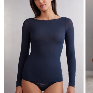 Mörkblå Intimissimi tröja - Säljer en mörkblå intimissimi tröja som är använd få gånger. Säljer då den inte kommer till användning💕