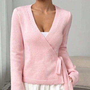 Rosa omlottkofta - Rosa omlottkofta som liknar den från Gina. Den är helt oanvänd och i jättebra material. Den är från shein med nypris 240, mitt pris 140. I storlek M men passar även S