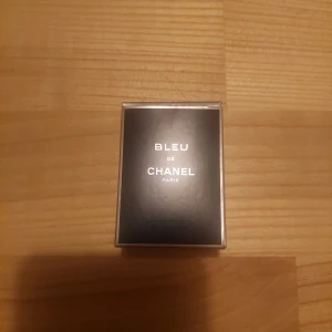 Bleu de Chanel Eau de Toilette 10ml - Säljer en elegant och tidlös Bleu de Chanel Eau de Toilette. Flaskan är mörkblå med en stilren design och kommer i sin originalförpackning. Perfekt för den som vill ha en fräsch och maskulin doft. Den rymmer 10ml. Priset kan diskuteras vid snabb affär. 
