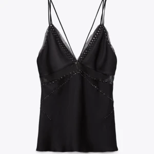 Svart linne från Zara  - Svart linne med spetsdetaljer och nitar från Zara, storlek M. Använt 1 gång.