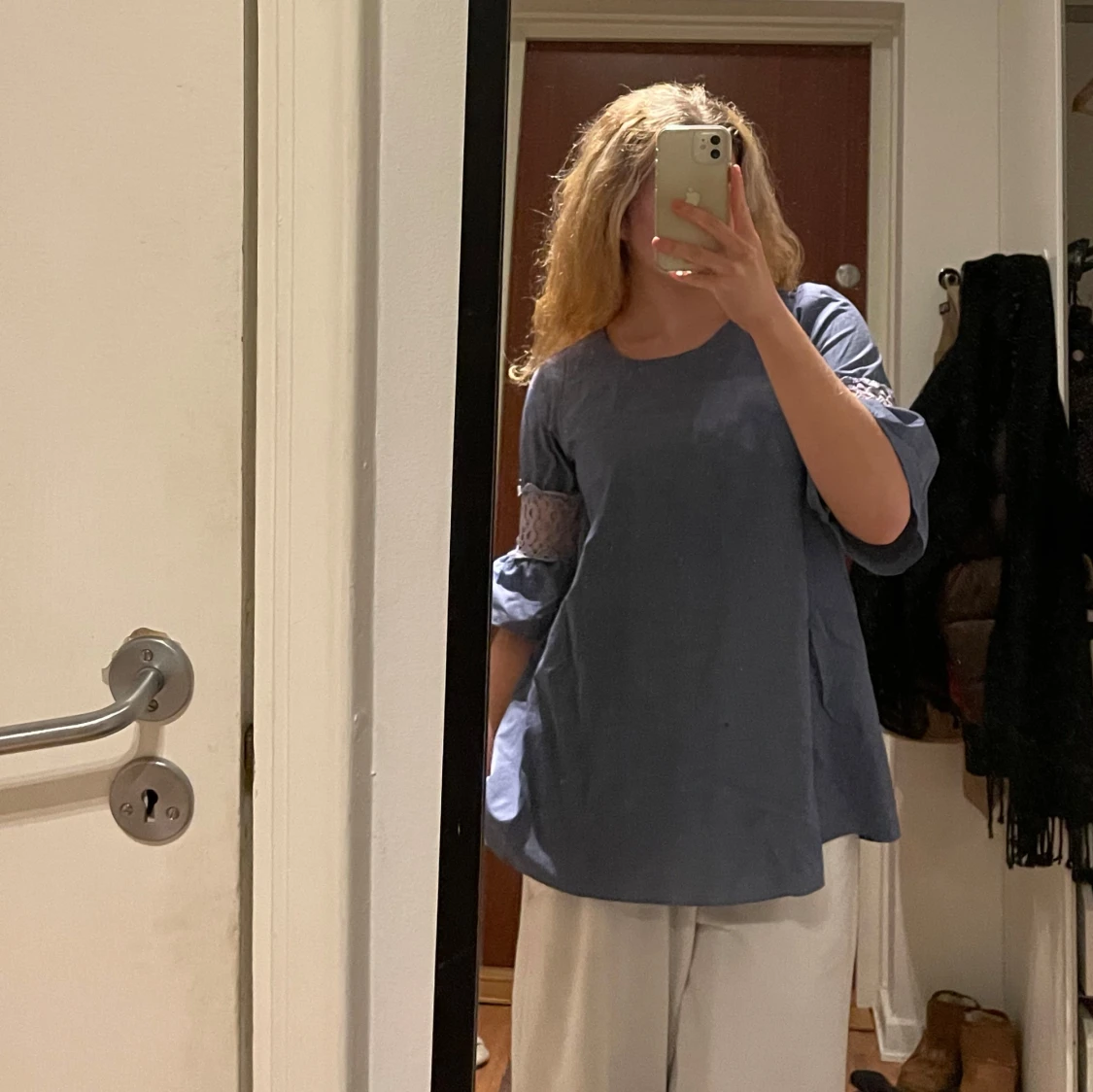 Blå blus med spetsdetaljer - 91