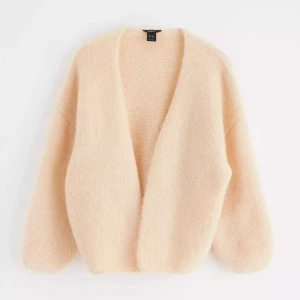 Beige kofta från Lindex - Mysig beige kofta från Lindex i en fluffig och mjuk design. Koftan har en öppen front och långa ärma. En  bekväm tröja och knappt använd:)