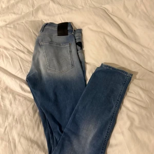 Ljusblåa Replay Anbass i storlek 30 - Replay Anbass i sjukt snyggt utförande! Storlek 30, väldigt fint skick. Nypris cirka 1300.