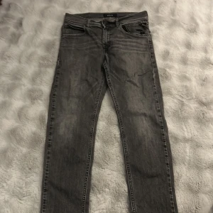 Grå jeans från Replay - Snygga grå jeans från Replay med en klassisk femficksdesign. De har en rak passform och är tillverkade i bomull. Perfekta för en avslappnad stil.