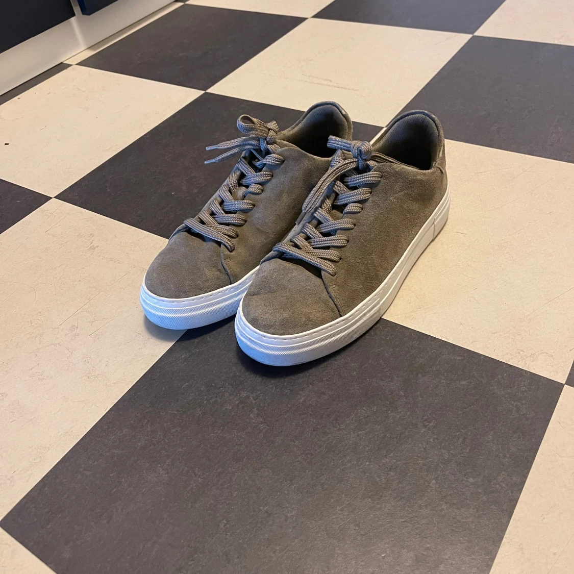 Grå sneakers med snörning