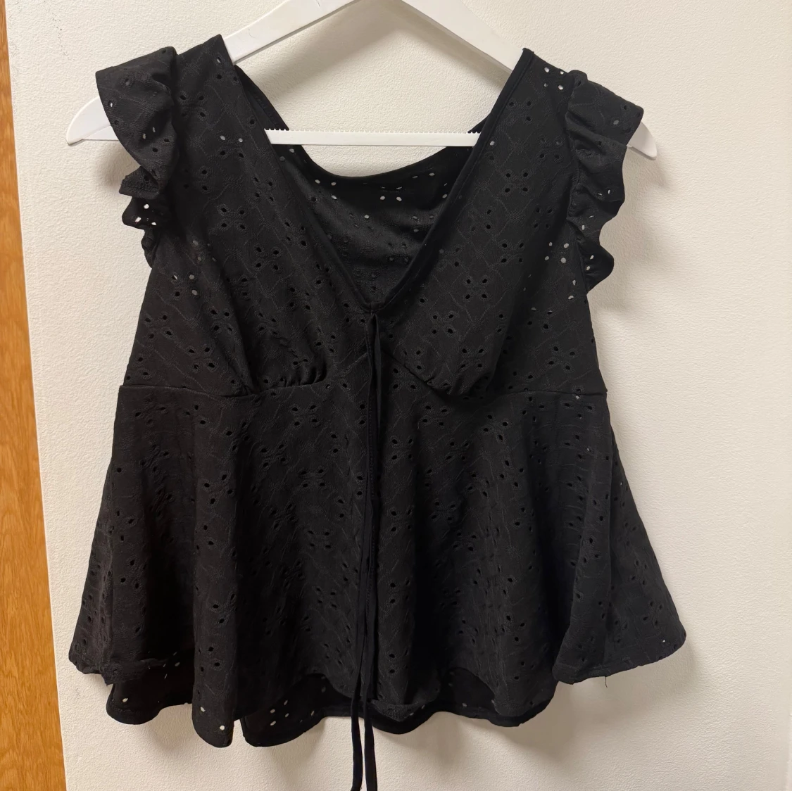 Vit och svart blus med spetsdetaljer - 90