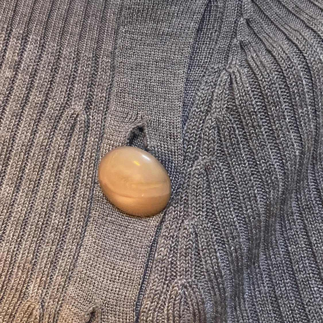 Säljer en grå tröja med en rosett (paljetter  - 90