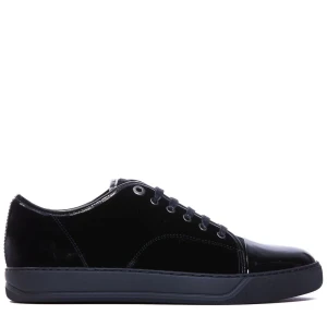 Svarta lanvin sneakers med snörning - Snygga svarta sneakers med en stilren design. Skorna har en blank yta och snörning framtill. Perfekta för en casual look. Tecken på användning. Spruken baksida visas. Vänstra sko, liten repa. Högra sko, snöret är lite förstört. Size 7, male. Pris kan diskuteras.