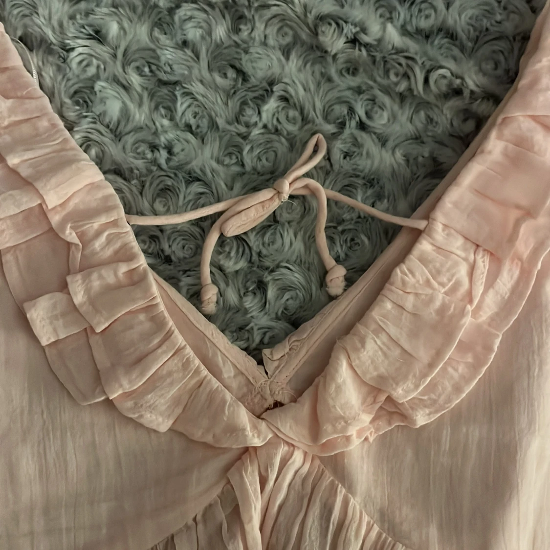 Ljusrosa blus med volang - 90