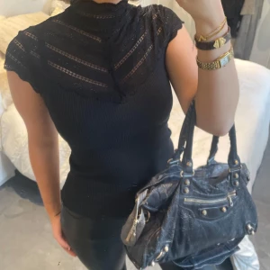 Topp med spets  - Super snygg tajt topp med spets upptill 🤎🤎🤎