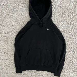 En riktig svart nike hoodie - En svart xs nike hoodie i mycket bra skick, säljer då den inte används längre. Pris kan diskuteras vid snabb affär!!