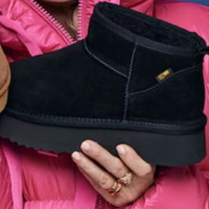 Svarta boots i mocka - Snygga svarta boots i mocka med en robust sula. Perfekta för kyligare dagar och ger en stilren look. Lätta att matcha med olika outfits. Fick dom i julklapp men dom är för stora. Dom passar för någon med stl 41 istället.  Finns bara att köpa på Ullared, Pernilla Wahlgrens kollektion. Nypris är 499kr och dom är aldrig använda utomhus.