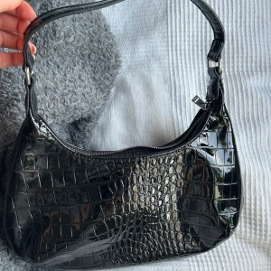 Väska  - En väldigt söt handväska från Gina Tricot, helt ny! Men utan prislapp. 