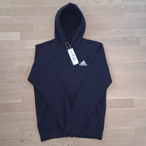 Adidas hoodie - Säljer en helt ny adidas hoodie med prislapp kvar. Den är endast testad och nypris är 570 kr, mitt pris är diskuterbart. Storleken är S, hör av dig om du är intresserad ✅️