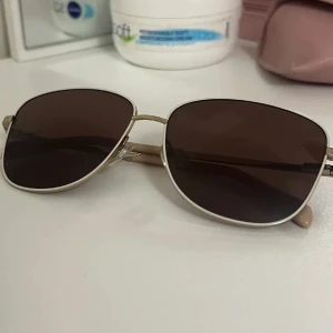 Solglasögon - Snygga solglasögon från Karen Millen med guldiga samt beiga detaljer. Inga defekter. Köptes för ca 2000kr!🤩