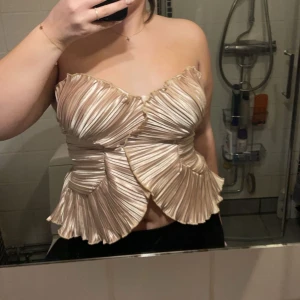 Guld blus - Jättefin guldblus som jag skulle använt till nyår men valde en annan outfit så endast testad, passar både m och l, perfekt för utgång💕