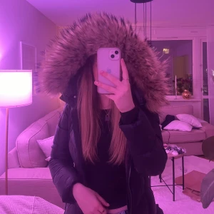 Svart dunjacka från Hollies - Jättefin svart lång dunjacka från Hollies. Figursydd så den sitter superfint och är jättevarmt och skön på vintern! Storlek 34 men passar hur bra som helst på mig som oftast har 36. Väldigt sparsamt använd och jackan är i nyskick. Priset är självklart inte skrivet i sten utan kom med bud och fler bilder går såklart att fixa 💞 