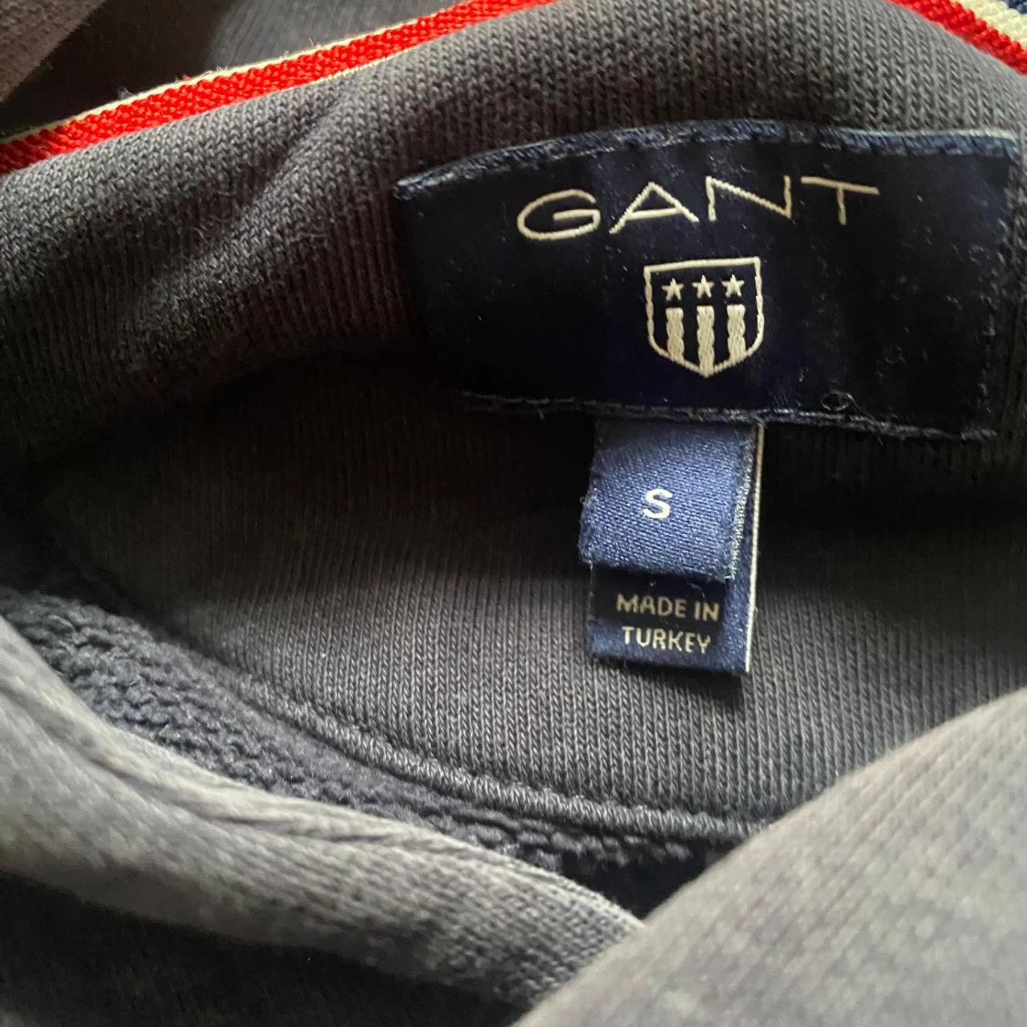 Mörkblå hoodie från GANT - 91