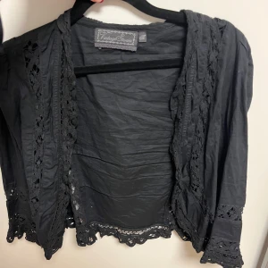 Svart spets bolero - Elegant svart bolero med spetsdetaljer💘