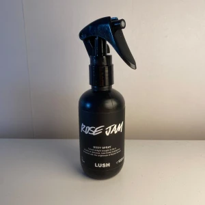 Parfym från Lush - Liten parfym i doften Rose Jam, älskar man ros med en hint av citron kommer man att älska denna. Den är endast testad. 