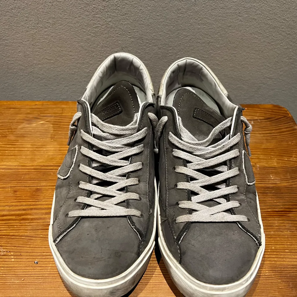 Jag säljer ett par exklusiva Philippe Model-sneakers i storlek 43. Skorna är i mycket bra skick och levereras med originalförpackning. Säljer dem eftersom de inte längre kommer till användning. Nypris: 4 500 kr Mitt pris: 2500 kr Hör av dig vid intresse! Först till kvarn. Kan skickas eller mötas upp.. Kengät.