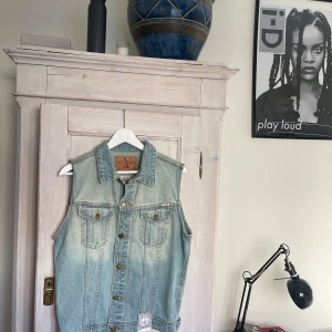 Ljusblå jeansväst från Emmett - Snygg väst, helt ny med prislapp kvar!  