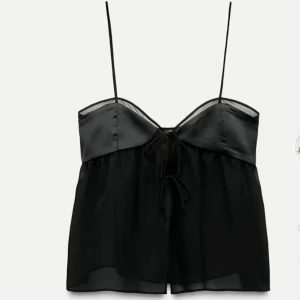 Zara topp - Elegant svart linne i satin med smala axelband och knytband framtill. Köpte fel storlek så helt oanvänd❣️ Super snygg topp från Zara i storlek M perfekt för fest❣️